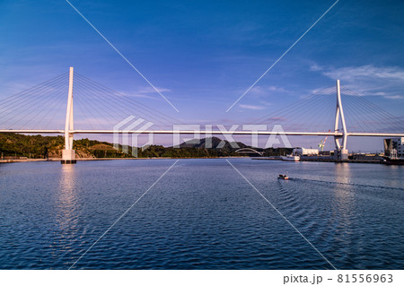 夕暮れ時の三陸自動車道の気仙沼湾横断橋と気仙沼大島大橋 81556963
