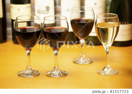 カウンターに並んだワイングラス カウンターに並んだワイングラス 81557723