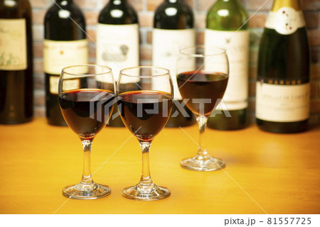 カウンターに並んだワイングラス カウンターに並んだワイングラス 81557725
