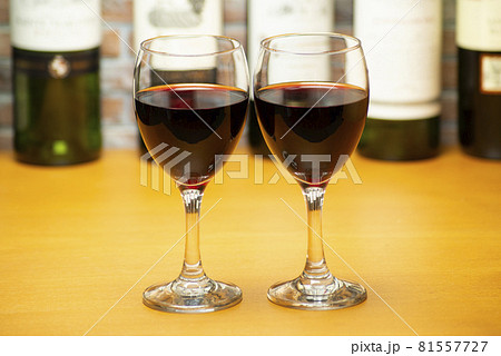 カウンターに並んだワイングラス カウンターに並んだワイングラス 81557727