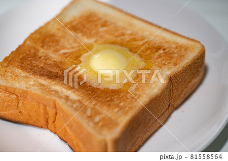 トーストにバターを乗せる トーストにバターを乗せる 81558564