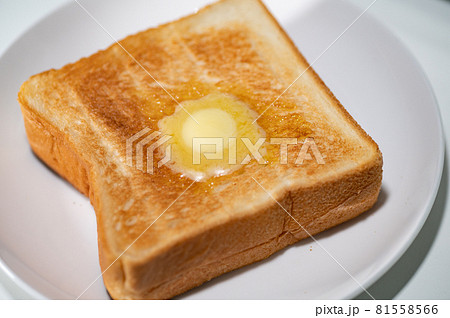 トーストにバターを乗せる 81558566
