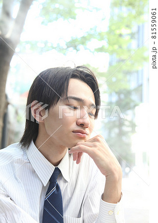 頬づえをつく