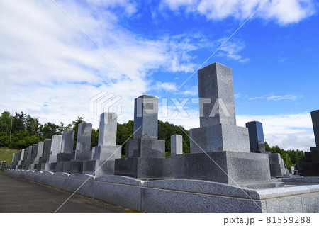お墓と青空イメージ 81559288