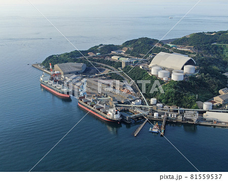 佐賀関の港の上空から佐賀関半島を望む 81559537