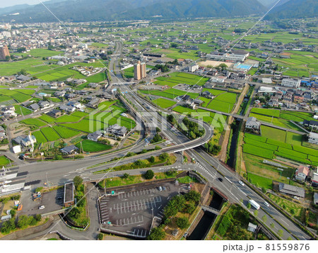 松山自動車道の川内IC付近の田園風景の空撮 81559876