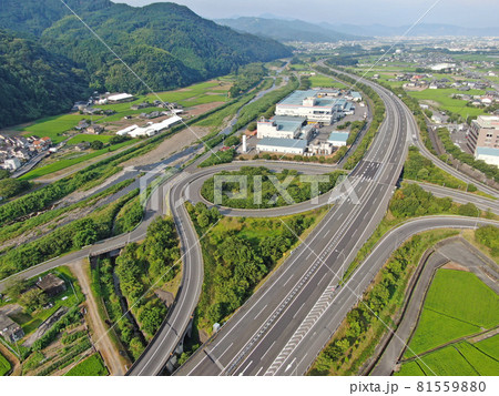 松山自動車道の川内IC付近の空撮 81559880