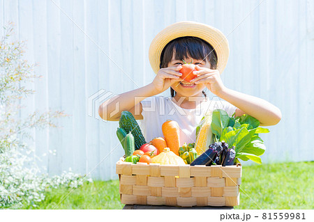 子供　野菜　笑顔 81559981