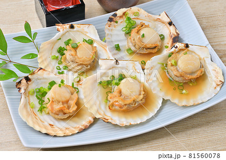 殻付きホタテ焼き、焼きほたて、帆立貝グリル、海鮮焼き、ホタテガイ、浜焼きイメージ。 殻付きホタテ焼き、焼きほたて、帆立貝グリル、海鮮焼き、ホタテガイ、浜焼きイメージ。 81560078