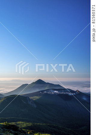 黎明の高千穂峰 81560371