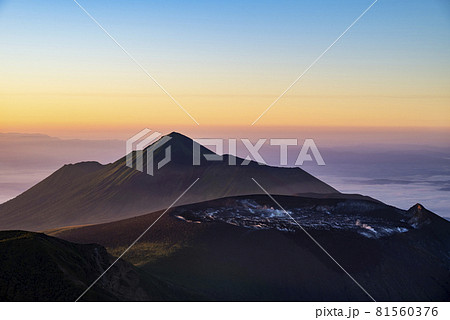 黎明の高千穂峰 81560376