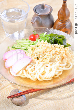 夏の冷たい麺料理、冷やしたぬきうどん、冷やしうどん、ぶっかけうどん、冷やしタヌキウドン。 81560407