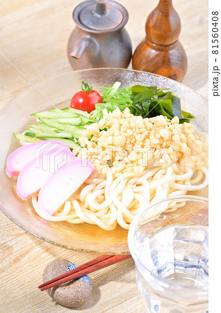 夏の冷たい麺料理、冷やしたぬきうどん、冷やしうどん、ぶっかけうどん、冷やしタヌキウドン。 81560408