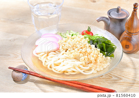 夏の冷たい麺料理、冷やしたぬきうどん、冷やしうどん、ぶっかけうどん、冷やしタヌキウドン。 81560410