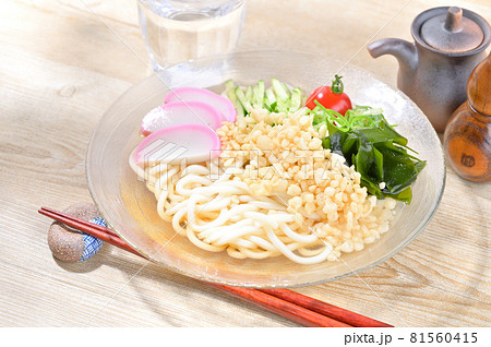 夏の冷たい麺料理、冷やしたぬきうどん、冷やしうどん、ぶっかけうどん、冷やしタヌキウドン。 81560415