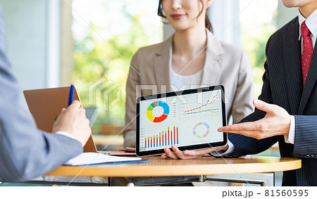 営業するビジネスマン 81560595