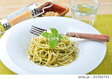 イタリアンパスタのジェノベーゼ、ジェノバソース、バジルソース、バジルと松の実とチーズのスパゲッティ。 81560744