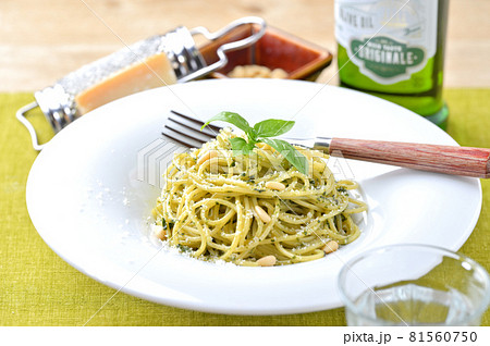 イタリアンパスタのジェノベーゼ、ジェノバソース、バジルソース、バジルと松の実とチーズのスパゲッティ。 イタリアンパスタのジェノベーゼ、ジェノバソース、バジルソース、バジルと松の実とチーズのスパゲッティ。 81560750