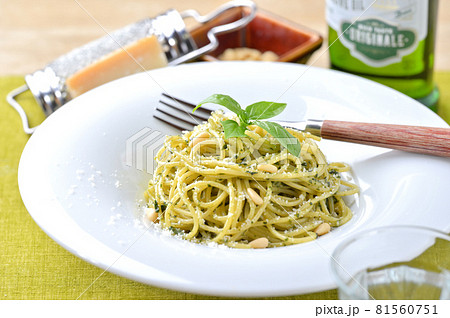 イタリアンパスタのジェノベーゼ、ジェノバソース、バジルソース、バジルと松の実とチーズのスパゲッティ。 81560751
