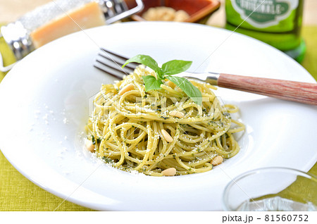 イタリアンパスタのジェノベーゼ、ジェノバソース、バジルソース、バジルと松の実とチーズのスパゲッティ。 イタリアンパスタのジェノベーゼ、ジェノバソース、バジルソース、バジルと松の実とチーズのスパゲッティ。 81560752