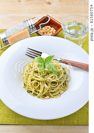 イタリアンパスタのジェノベーゼ、ジェノバソース、バジルソース、バジルと松の実とチーズのスパゲッティ。 81560754