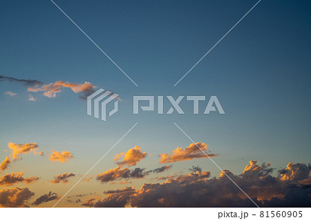 夏、夕暮れの空・空のみ 夏、夕暮れの空・空のみ 81560905