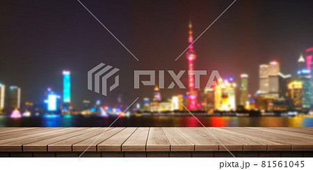 鮮豔細緻的全景景觀圖：上海黃浦江夜景木製平台（3D CG 渲染數位插圖） 81561045