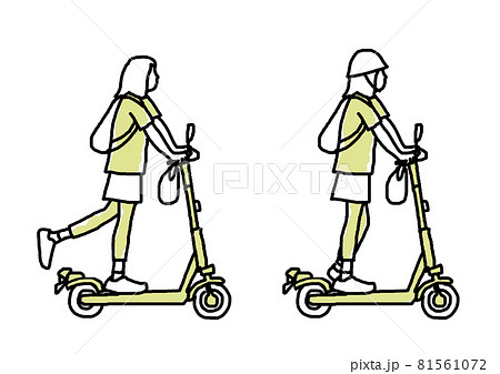 キックボードに乗る女性のヘルメットありなしセット 81561072