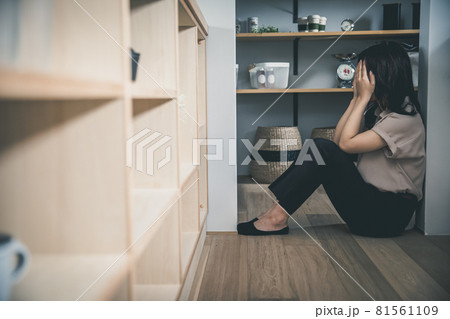 暗い部屋で女性が一人床に顔を手で覆っている woman room 暗い部屋で女性が一人床に顔を手で覆っている woman room 81561109