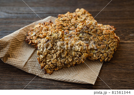 オートミールとバナナのクッキー オートミールとバナナのクッキー 81561344