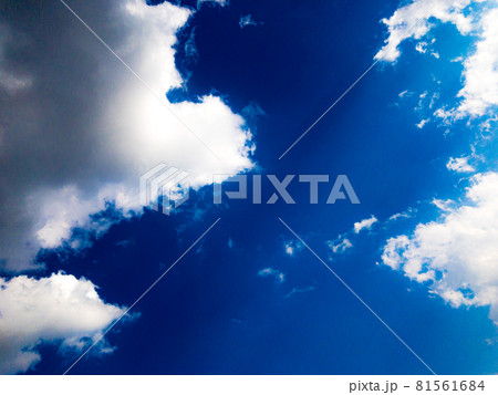 真夏の光に反射する白い雲と深く青い空の写真素材 [81561684] - PIXTA