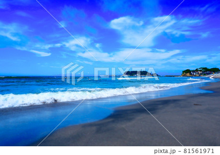 鎌倉市腰越の海岸から望む江の島の風景 81561971