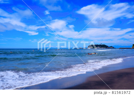 鎌倉市腰越の海岸から望む江の島の風景 81561972