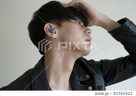 ワイヤレスイヤホンをつけた男性 81562422