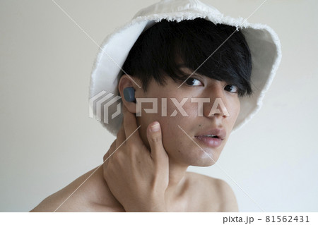 ワイヤレスイヤホンをつけた男性 81562431