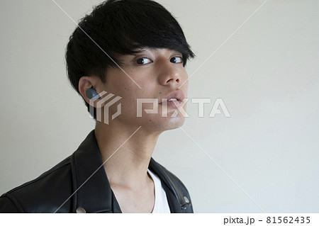ワイヤレスイヤホンをつけた男性 81562435