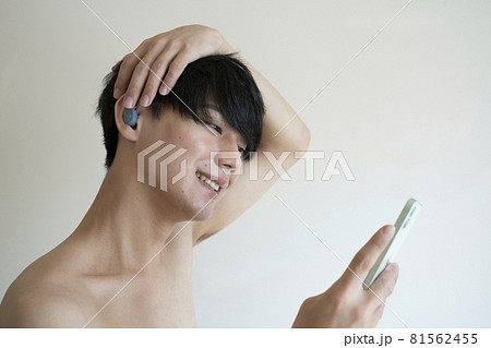 ワイヤレスイヤホンをつけた男性 ワイヤレスイヤホンをつけた男性 81562455