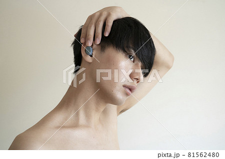 ワイヤレスイヤホンをつけた男性 81562480