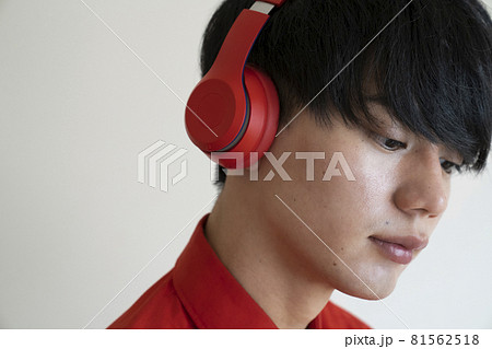 ワイヤレスヘッドホンと男性 81562518