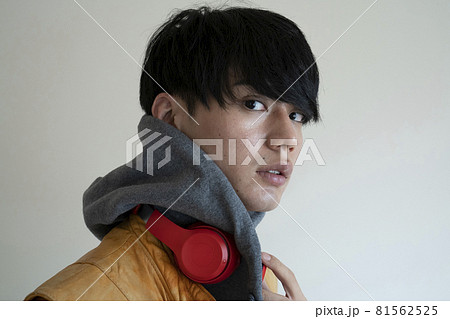 ワイヤレスヘッドホンと男性 81562525