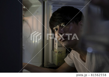 夜に冷蔵庫を開ける男性 夜に冷蔵庫を開ける男性 81562558
