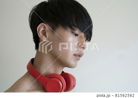 ワイヤレスヘッドホンと男性の写真素材