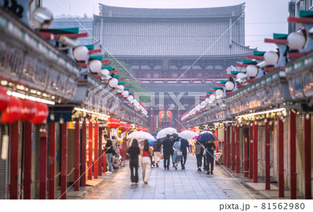 日本の東京都市景観 150万人超、国内累計感染者数。営業終了、雨でも観光客の姿…＝9月1日、浅草寺 81562980
