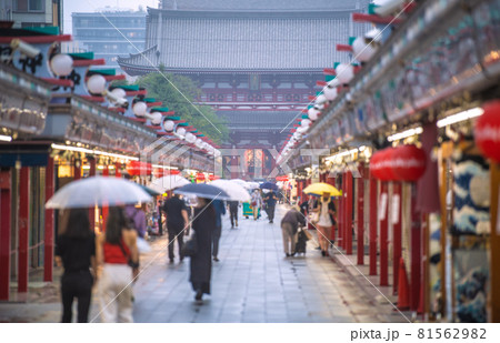 日本の東京都市景観 150万人超、国内累計感染者数。営業終了、雨でも観光客の姿…＝9月1日、浅草寺 81562982