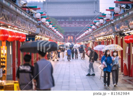 日本の東京都市景観 150万人超、国内累計感染者数。営業終了、雨でも観光客の姿…＝9月1日、浅草寺 81562984