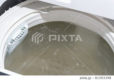かなり汚れた洗濯槽の洗浄中イメージ 81563398