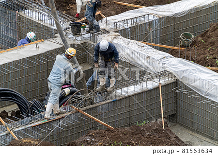 建築工事 コンクリート打設 棒形振動機 壁の打込みの写真素材 建築工事 コンクリート打設 棒形振動機 壁の打込みの写真素材