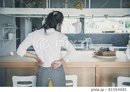 キッチンで女性が腰に手を当てている後ろ姿の上半身　Kitchen woman  81564085