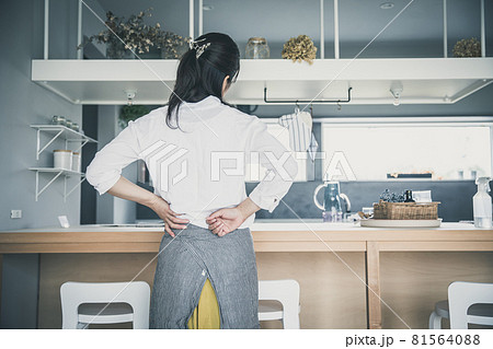 キッチンで女性が腰に手を当てている後ろ姿の上半身　Kitchen woman  81564088