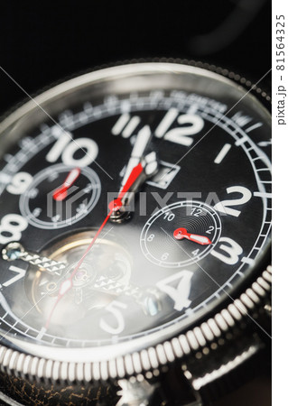 Mechanical wrist watch with black deal, close up 81564325